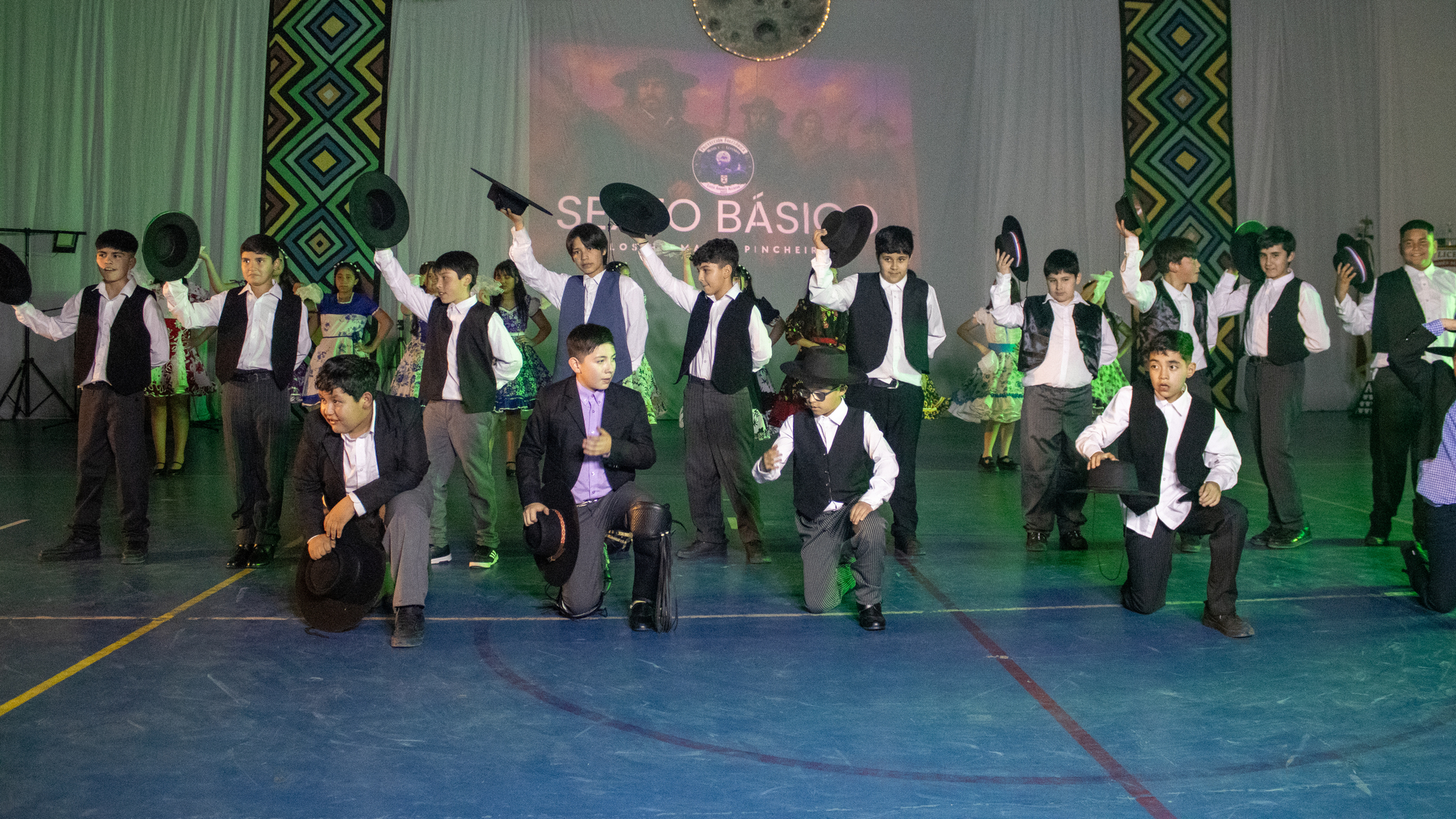 Estudiantes del Liceo Andrés Alcázar celebran identidad nacional en emotiva Proyección Folclórica 2025 en Tucapel
