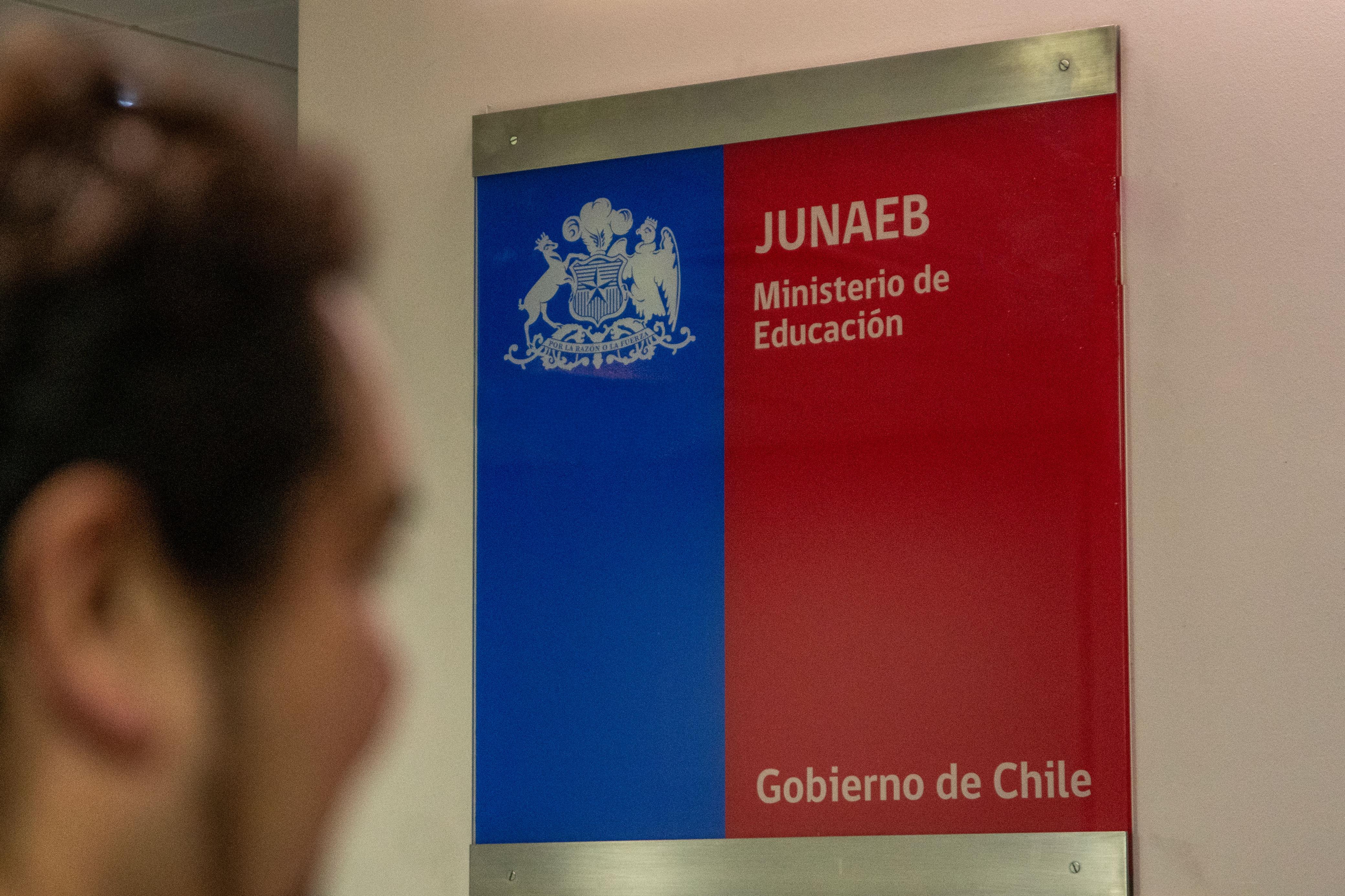 Junaeb llama a diez mil estudiantes a cobrar becas pendientes por 800 millones de pesos