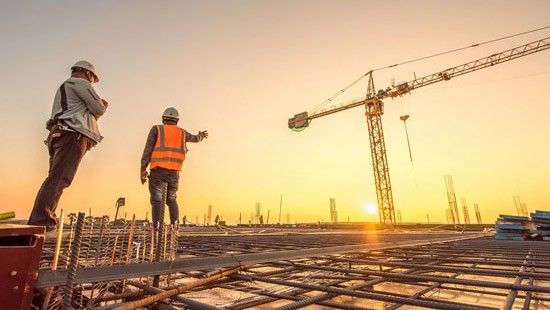 Sueldos en Chile: Experiencia y IA Impulsan Salarios en Minería, Energía y Finanzas