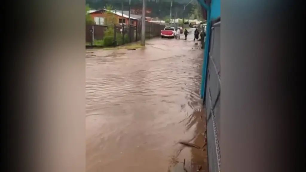 Intenso aguacero inundó calles y viviendas en Antuco