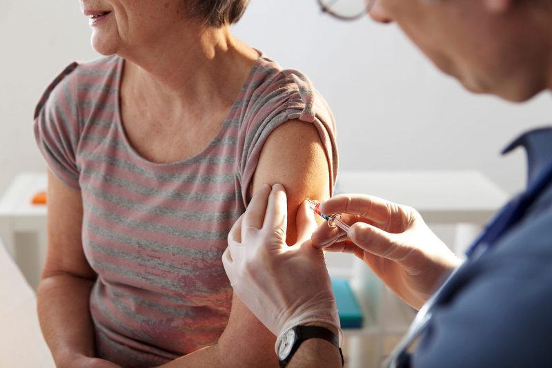 ¿Sirve aún vacunarse contra la influenza y el COVID-19?